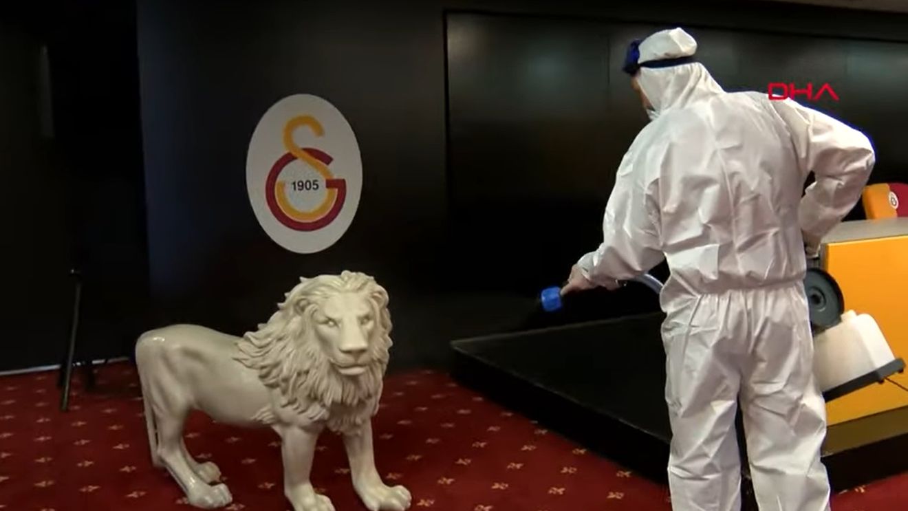 Au dezinfectat și leul! Măsuri speciale la meciul Galatasaray- Besiktas | VIDEO