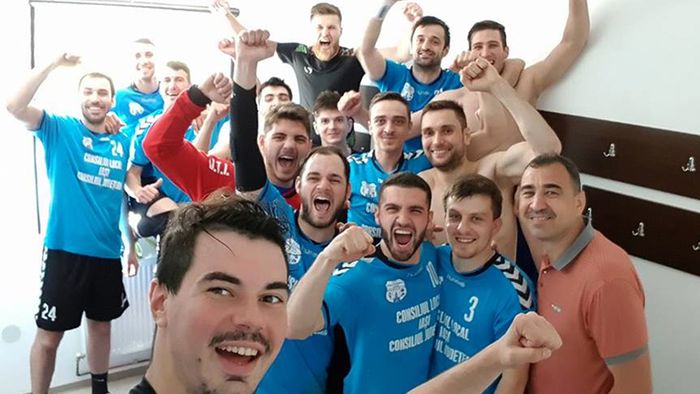 Cazul de șantaj reclamat la Poli | Replica clubului. Bădulescu: "Jucătorii au spus că nu mai vor să stea la Iași, atunci am făcut și un acord de reziliere". Dezvăluire făcută de oficial: impresarul handbaliștilor l-a trimis la furat pentru a face rost de bani!