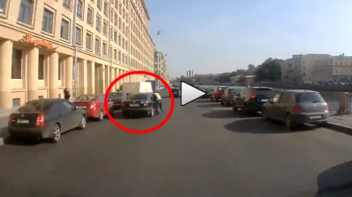 Imagini incredibile!** VIDEO Răzbunarea șoferilor: ce a pățit polițistul ăsta după ce a oprit o mașină