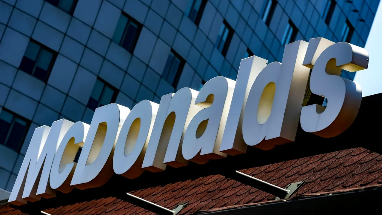 Imagini virale. 70 de milioane de euro, la McDonald's în București!
