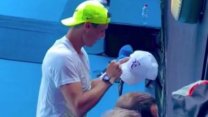 Cum a reacționat Rafael Nadal când i s-a cerut autograf pe o șapcă marca Roger Federer! Spaniolul, pus în fața unei situații neașteptate înainte de Australian Open | FOTO
