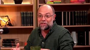 Îndrăgitul actor care a întârziat intrarea în scenă din cauza unui meci Dinamo - Steaua! Dezvăluiri de senzație în podcastul ALTCEVA cu Adrian Artene: „Voi sunteți schizofrenici, nu am văzut așa ceva!” | VIDEO