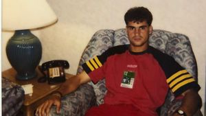 Poveștile inedite ale ”tricolorului” ajuns la CM 1994 după ce a fost copil de mingi în Ghencea în sezonul cuceririi Cupei Campionilor. ”Îi înfruntam fără teamă la antrenamente pe Iovan și Bumbescu. Îl invidiam pe Lăcătuș ce ușor obținea penalty”. Păstrează acasă tricoul lui Kennet Andersson de la drama cu Suedia! | VIDEO EXCLUSIV