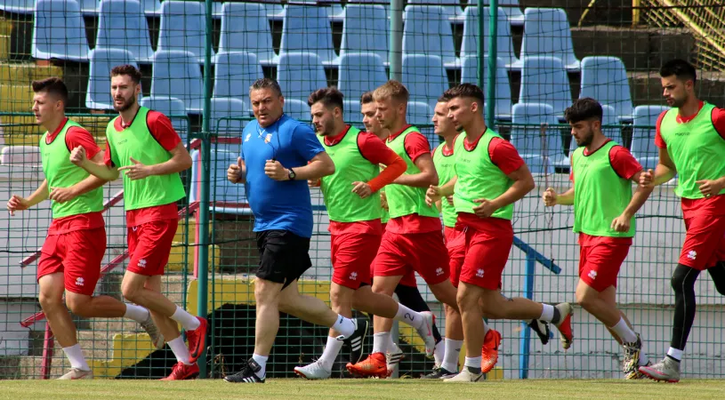 Vizită surpriză la reunirea Gloriei.** Ilie Stan le-a tradus jucătorilor gestul: 