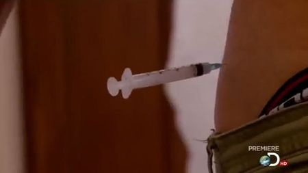 VIDEO Testează pe propria piele steroizii înainte de a-i vinde către sportivi! "Cancerul" se produce în subteran: un reportaj care te înfioară