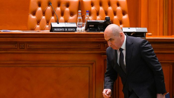 Celebrul milionar, mesaj dur de Crăciun, de la Dubai, pentru „unchiul Bolojan”: „Nu-i băga în faliment pe români şi nu-i da afară!”