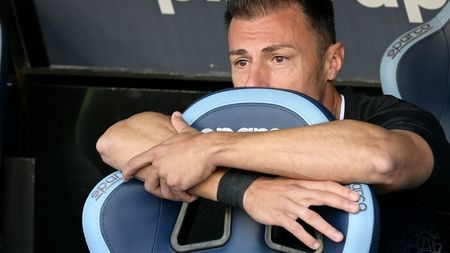 Imaginile finalului de carieră pe care Ștefan Radu l-a avut la Lazio Roma sunt emoționante! Românul s-a dus, cu un nod în gât, în fața galeriei și a început să plângă: ce scria în mesajul de adio al ultrașilor laziali! | VIDEO