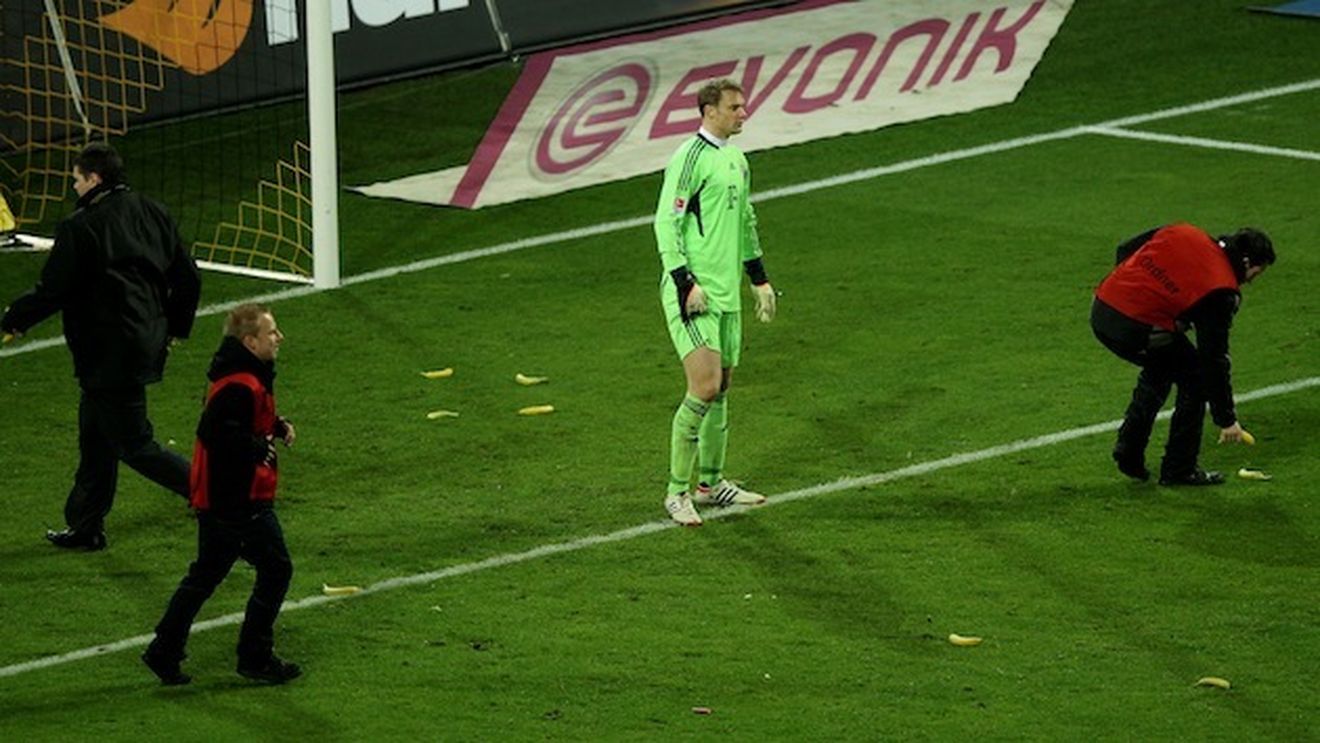 Imaginea sezonului în Bundesliga!** Neuer, atacat cu banane de către fanii lui Dortmund