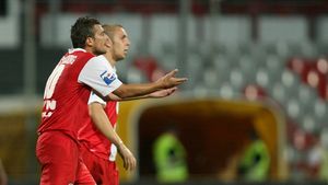 Clubberii,** pe bancă!