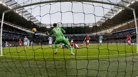 Fotbalistul român transferat de Manchester City dezvăluie cum era împărțit vestiarul pe bisericuțe: „Eu eram cu esticii”
