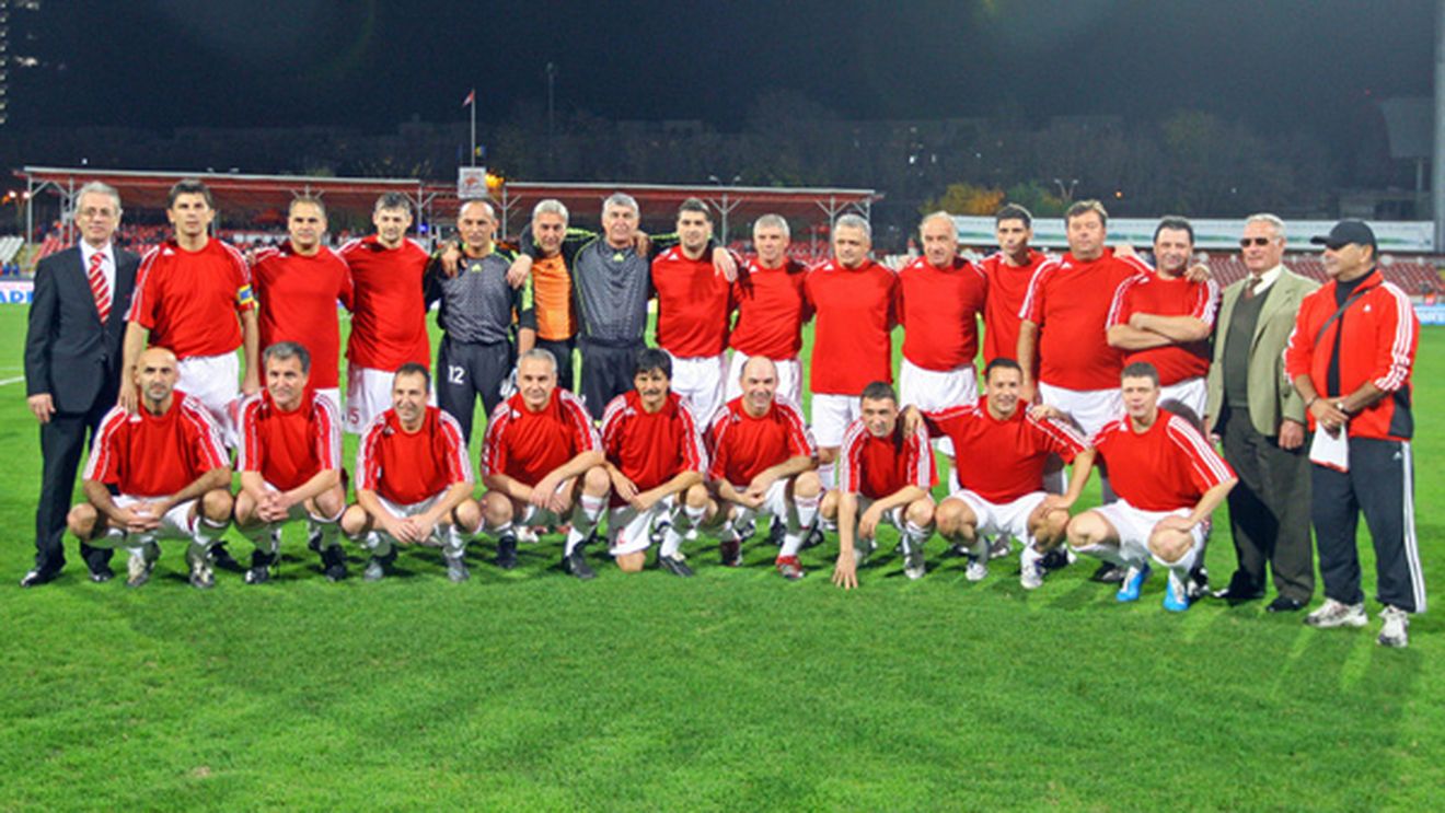 Legendele lui Dinamo îi susțin pe "câini"!** Un autocar cu suporterii de vază ai alb-roșilor a plecat spre Brașov