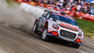 VIDEO | Un campion din WRC demontează miturile șofatului urban: "Dacă scoți mașina din viteză și o lași pe liber înainte de semafor nu economisești combustibil. Consumă mai mult decât dacă ai aplica frâna de motor"

