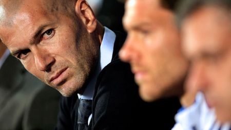 Mourinho l-a speriat pe Zidane!** "Zizou" se teme să mai intre în vestiarul lui Real: cum a ajuns să își "dribleze" funcția