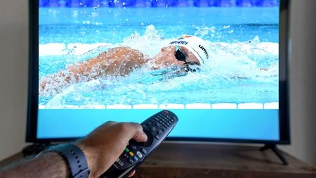 Cine transmite la TV finala lui David Popovici la 100 metri liber