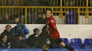 Van Persie intră în istoria lui United!** VIDEO "Golul anului" aduce titlul 20 în vitrina "diavolilor"