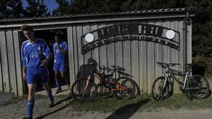 Campionatul care a intrat în Cartea Recordurilor. Este format din doar două echipe, aparține de federația engleză și transferurile se fac cu "banul". O poveste impresionantă despre pasiunea pentru fotbal