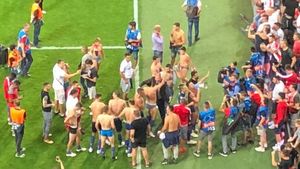 Fanii sârbi au invadat terenul și i-au dezbrăcat pe jucători! Steaua Roșie Belgrad a scris istorie și s-a calificat în premieră în Liga Campionilor | VIDEO