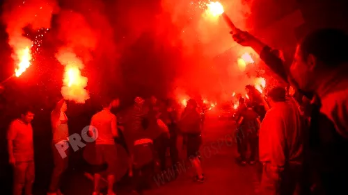 FABULOS! FOTO - Fanii Rapidului, exemplu de devotament total! Interziși pe stadion, ultrașii și-au luat revanșa față de jucători. Ce au făcut, în miez de noapte