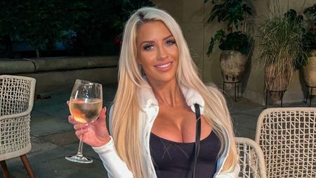 Milionarul a petrecut noaptea cu o blondă, înainte să anunțe despărțirea de soție. S-a aflat cine e misterioasa femeie