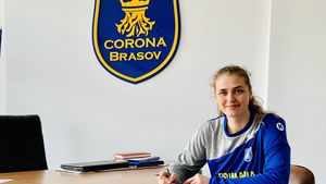 Viktoriia Tymoshenkova și Andreea Pătuleanu au semnat prelungirea contractelor cu Corona Brașov. Dragomir: „Campania de transferuri de la Corona nu s-a încheiat"