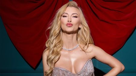 Andreea Bălan, apariție extravagantă la TVR. Iubita lui Victor Cornea a făcut senzație cu rochia ei