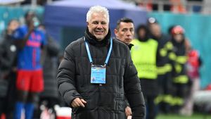 "Şumudică, schimbă-ți comportamentul!". Antrenorul Rapidului, somat să aibă altă atitudine pentru a nu fi dat afară din Giuleşti. EXCLUSIV