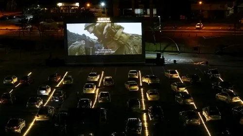 Metallica revine pe scenă, însă concertele se transmit în cinematografele drive-in din SUA. Ce înseamnă noul concept de distracție pe timp de pandemie | VIDEO