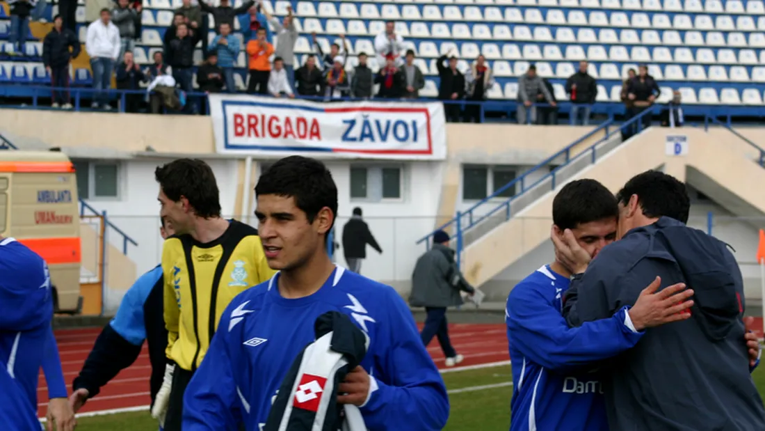 Autocarul CSM-ului a izbit stâlpul de la intrarea stadionului 