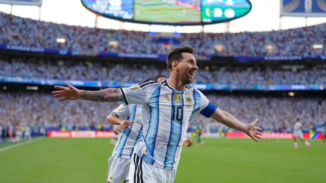 Argentina - Algeria 3-0. Hattrick Lionel Messi! De povestit nepoților: la 39 de ani fără o săptămână, cu coroana pe cap și sceptrul în mână