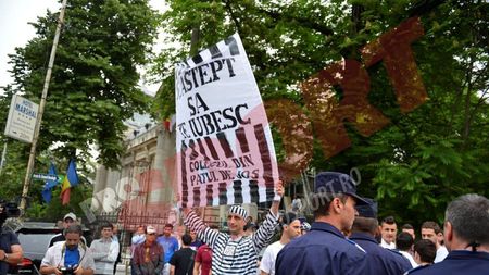 Fanii Rapidului protestează: "George Copos ăsta ești/ Trădătorul din Giulești!"