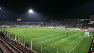 Copos:** "Una dintre peluzele stadionului nostru se va numi 'Sandu Neagu'!"