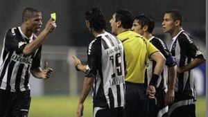 VIDEO/ Un jucător i-a acordat galben arbitrului!