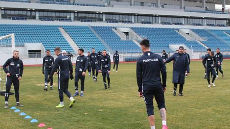 Nici jucătorii de la Pandurii nu doresc reluarea campionatului. ”Nu cred că sunt soluții pentru alte scenarii. Federația ar trebui să se gândească și la noi, fotbaliștii”. Șendroiu prevede o situație ”horror vizavi de economia” României din cauza acestui coronavirus