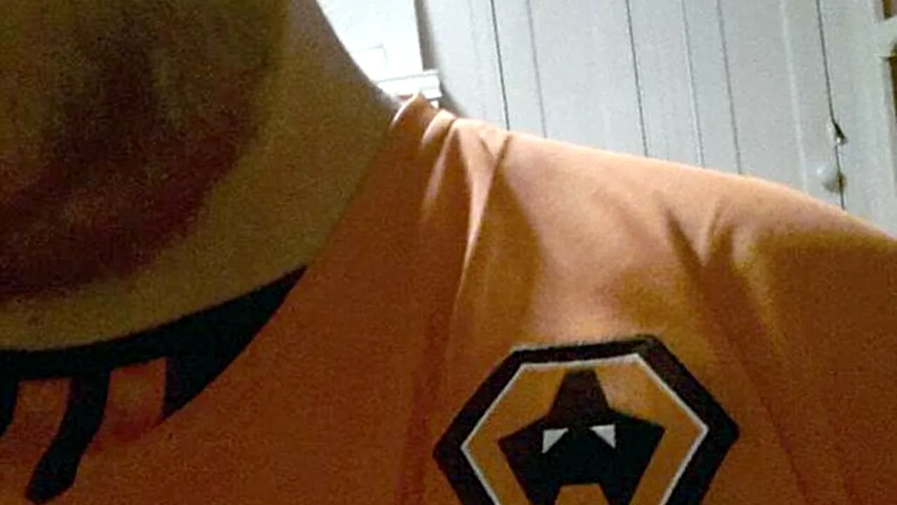 Un fan a lui Wolverhampton a comandat un tricou al favoriților, dar a primit un rebut: sigla era cu capul în jos. FOTO: Cum s-a scuzat clubul