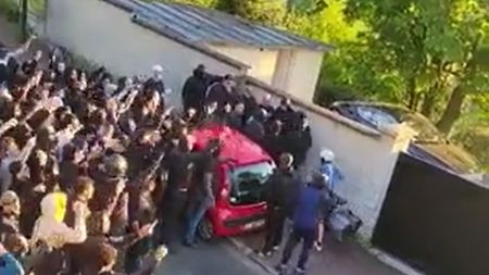 Revoluție la Paris, după ultimele evenimente care l-au avut în prim-plan pe Lionel Messi! Fanii lui PSG au ieșit în stradă: „Ne-am săturat de mercenari!”. Nimeni nu a scăpat de furia lor | VIDEO