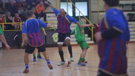 FOTO | Prodan l-a luat pe Doboș să joace iar fotbal. "Old-boys" Steaua a câștigat primul trofeu în fața rivalilor de la Dinamo