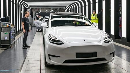 De ce marile companii europene şi-au vândut flotele auto Tesla. Ce se întâmplă cu maşinile ajunse pe piața second-hand