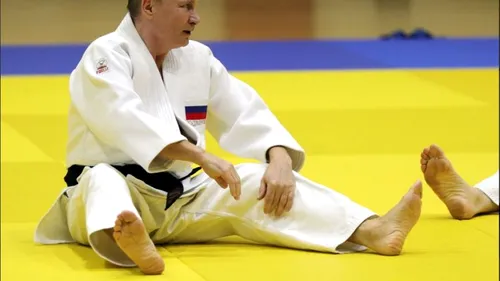 VIDEO | Cel mai puternic om din lume, pus la pământ de o tânără judoka! Vladimir Putin s-a rănit la un deget și a avut nevoie de prim ajutor