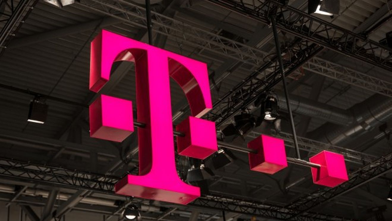 Telekom a cerut retragerea licențelor pentru două posturi