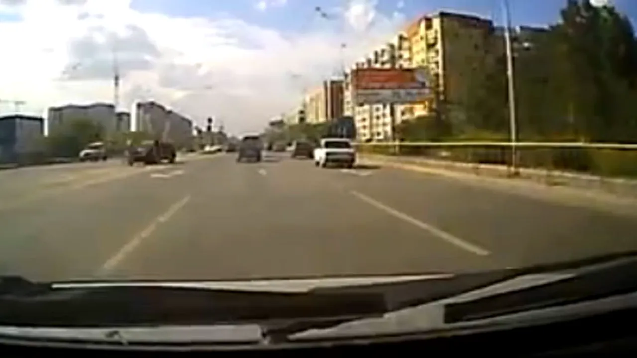 VIDEO Cine i-a dat permisul? O șoferiță a spulberat doi bicicliști dintr-o lovitură