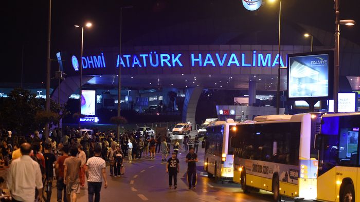Momente terifiante trăite de un fost stelist pe Aeroportul "Ataturk" din Istanbul. Andrey: "Era sânge pe podea, iar oamenii strigau teroriștii! Un polițist mi-a pus pistolul la cap"