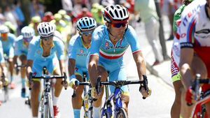VIDEO | Scandal uriaș în Vuelta! Nibali, exclus din cursă, după ce a fost dus în pluton cu mașina: "taxi ride"! Etapa a doua, câștigată de columbianul Chaves