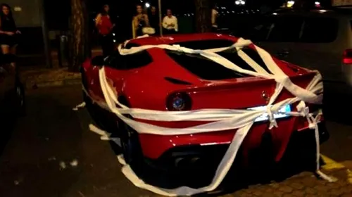 Balotelli s-a trezit cu Ferrari-ul înfășurat în hârtie igienică, după ce a refuzat să le dea autografe unor copii