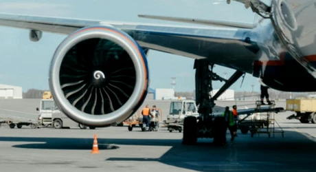 VIDEO Accident mortal pe aeroport. Bărbat de 35 de ani, aspirat în motorul unui avion