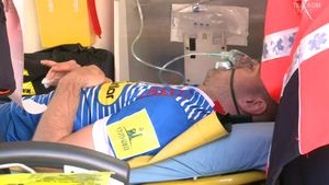 Panică la Botoșani! VIDEO | I s-a făcut rău în timpul meciului și a fost urcat direct în ambulanță