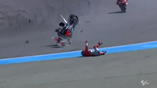 VIDEO | Accident groaznic în MotoGP! Jorge Lorenzo și-a rupt motocicleta în două, pilotul a fost transportat la spital