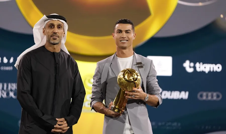 Cristiano Ronaldo e îmbrăcat în aur de regii arabi. Semnează pentru un contract de 200.000.000 de euro pe an