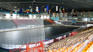 Patinoarul din Galați devine primul din țară care se poate transforma în sală polivalentă fără topirea gheții. În maximum 24 de ore se poate trece de la hochei la baschet sau handbal | FOTO