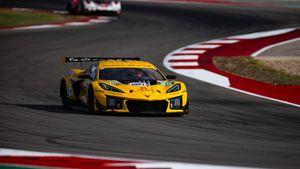 Puterea banilor. I-au lungit milionarului mașina Corvette cu jumătate de metru, pentru a avea loc în ea, dar au dat de altă belea