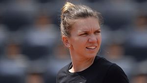 Imagine RARĂ cu Simona Halep, de acum 13 ani! Purta aparat dentar, echipament Nike și ținea în brațe un trofeu special | FOTO